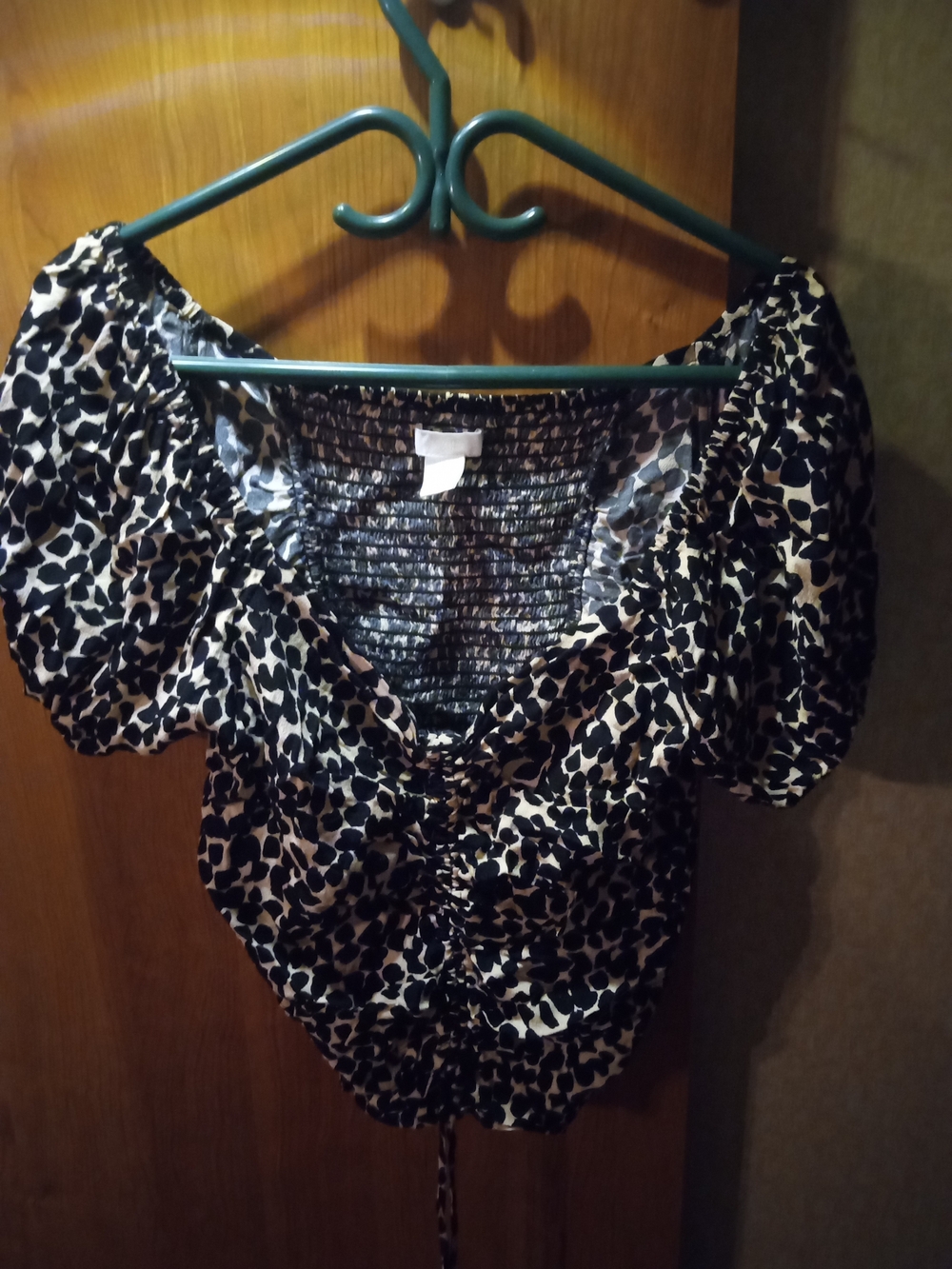 H&M Women's Black and Cream Leopard Print Puff-Sleeve Top